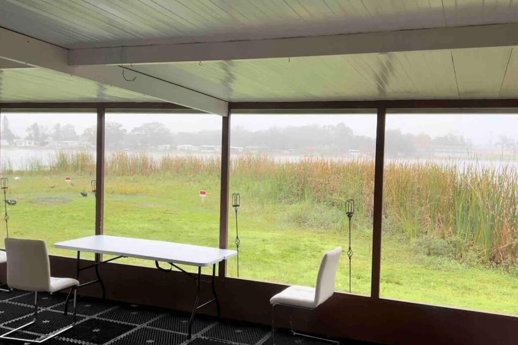 Lakeside Retreat - 3 Bedroom, 2 Bathroom House By The Lake Lakeland Exterior foto